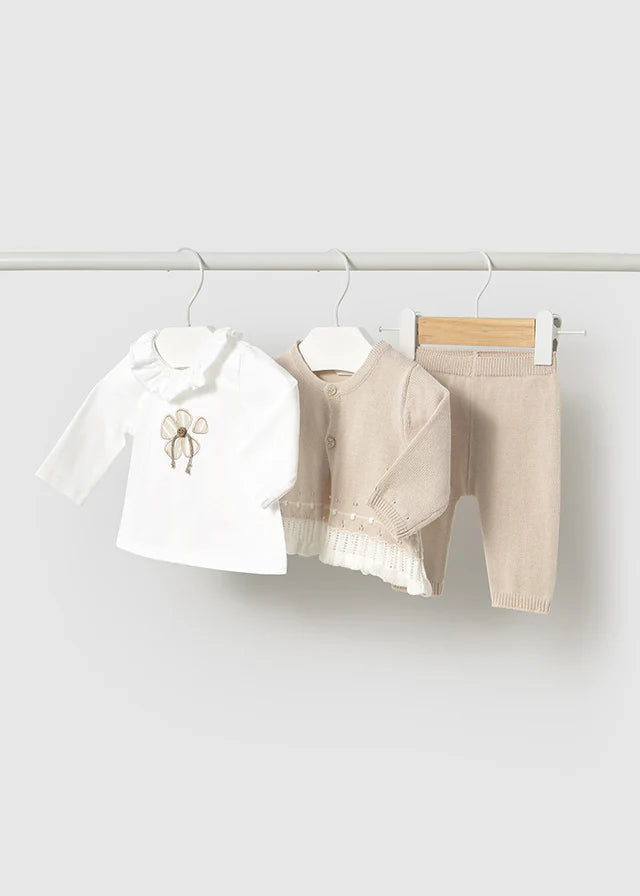Tre-delt strikket sett beige
