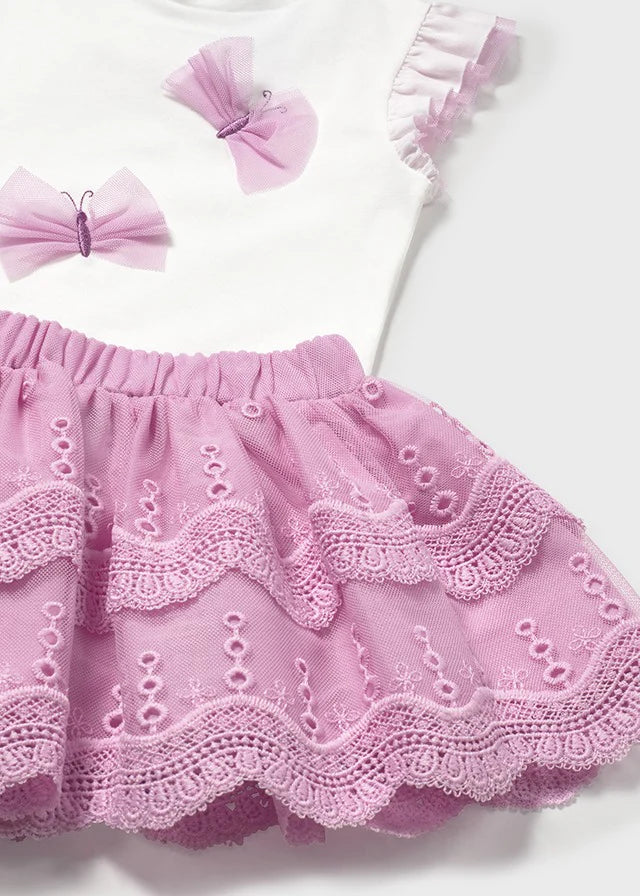 Sett med topp og brodert skjørt
